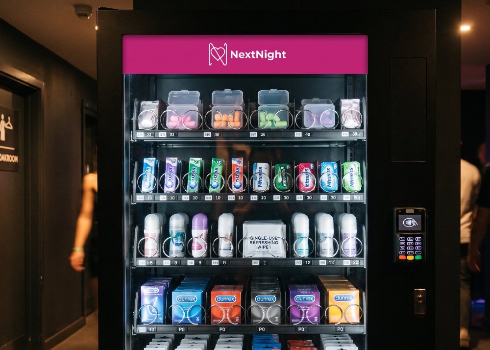 NextNight-automaat in de gang van een club, bij de toiletten en de garderobe