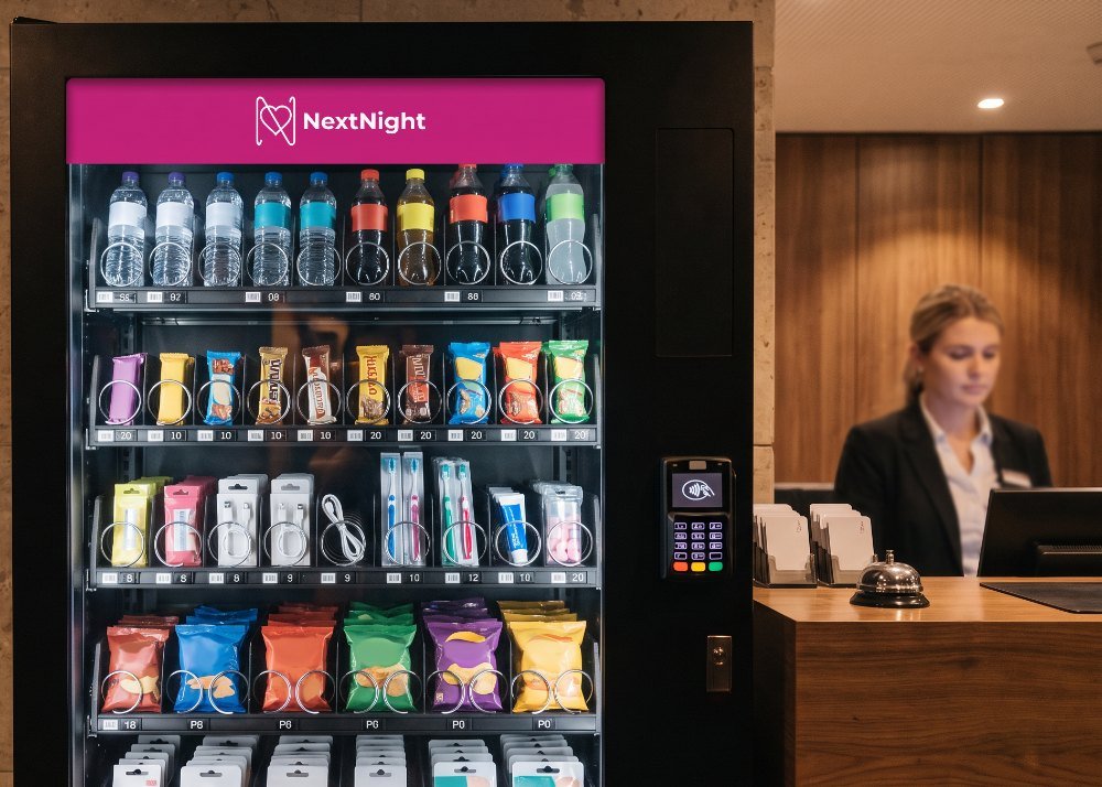 NextNight-automaat in de lobby van een hotel, bij de liften