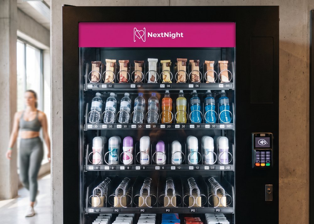 NextNight-automaat in de gang van een sportschool, bij de kleedkamers