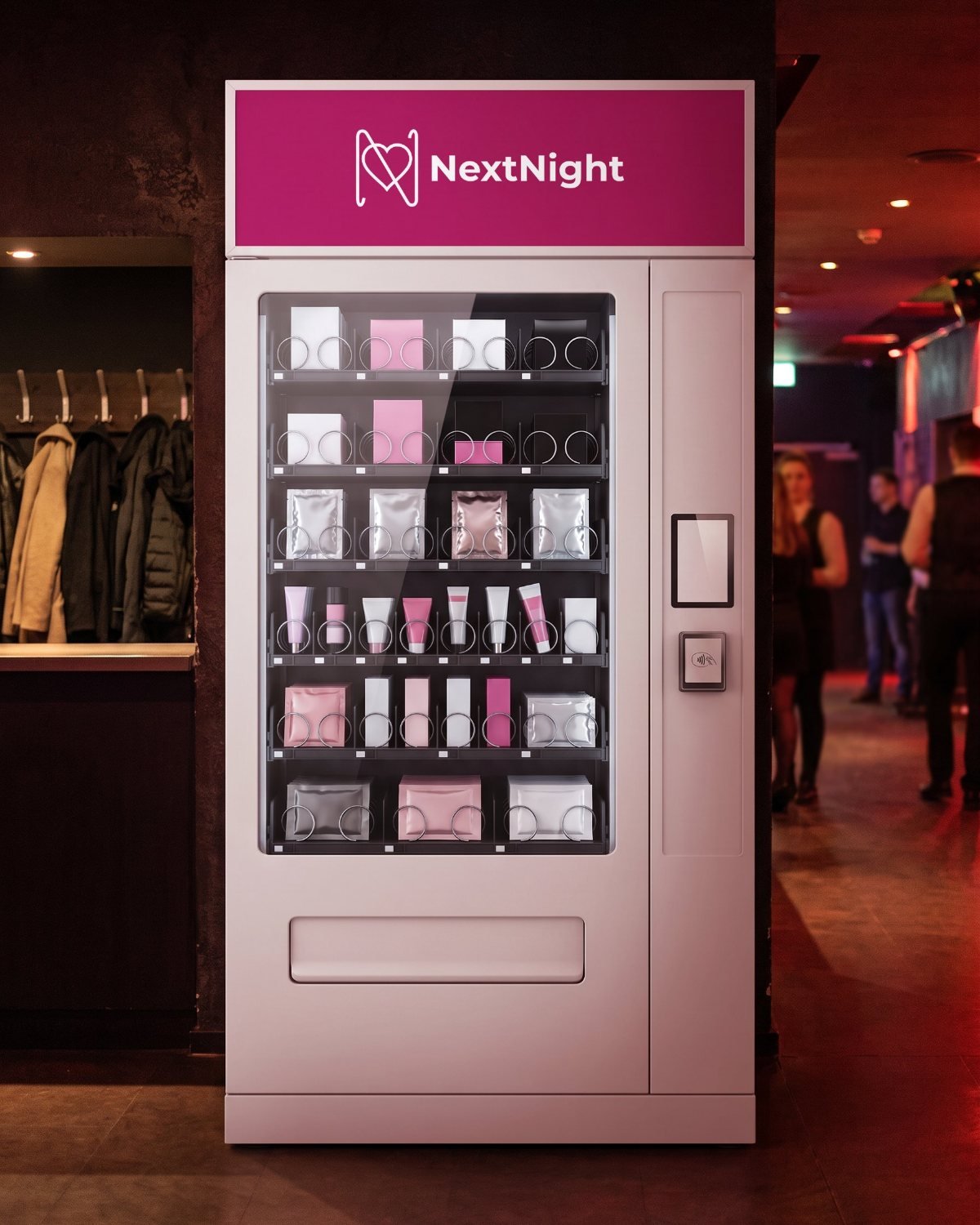 De NextNight-machine bij de garderobe van een club